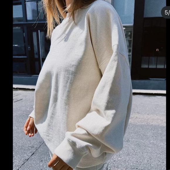 Brandy Melville Men's Beige Crewneck Sweater - Picture 4 of 9